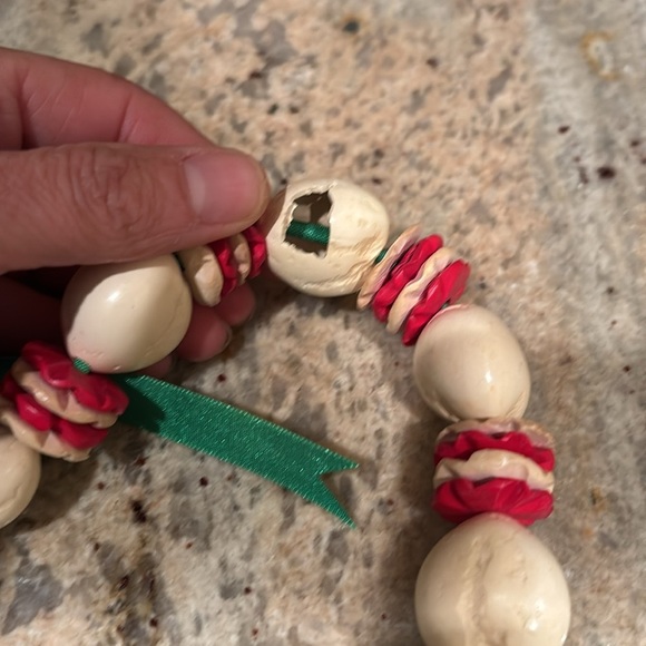 Fairmont aloha necklace Elegant Red and Cream Beaded Necklace - Picture 5 of 6